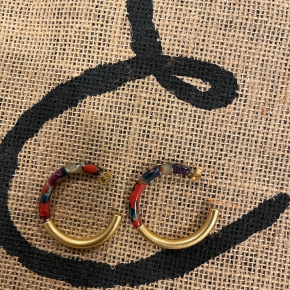 Banana Republic Goldtone Mother of Pearl necklace & 2 pair earrings one matching - Picture 6 of 6